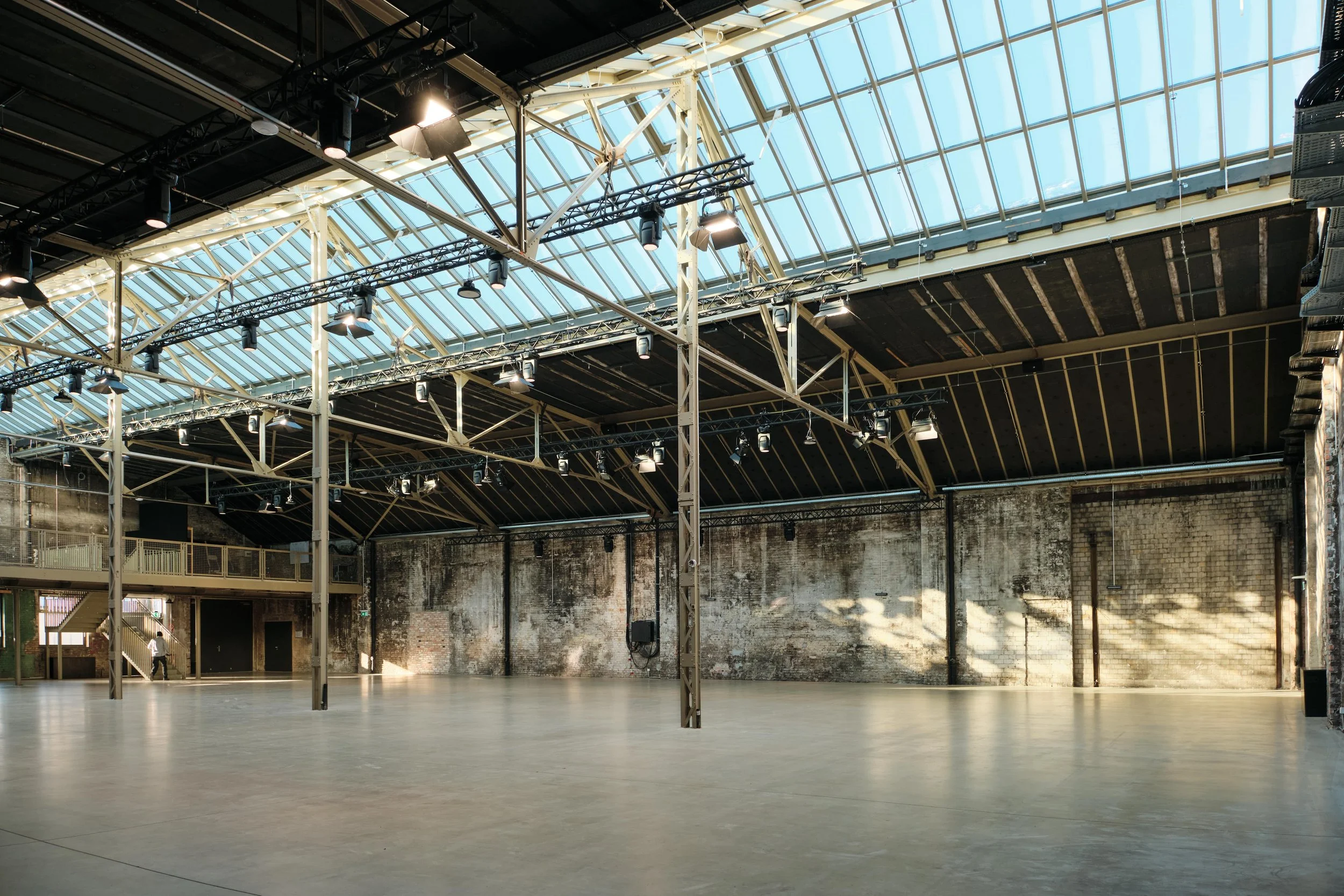 Light-filled industrial hall at Wilhelm Studios with steel beams and a glass roof